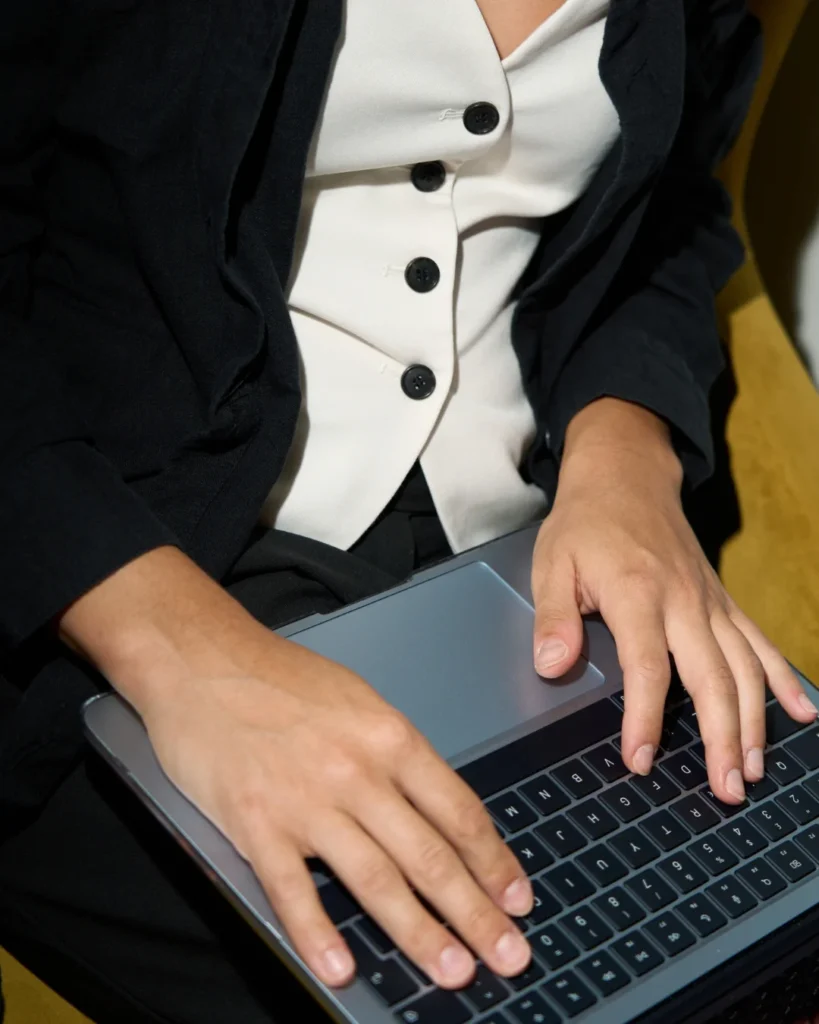 Mani su un computer portatile durante una sessione di lavoro sul marchio