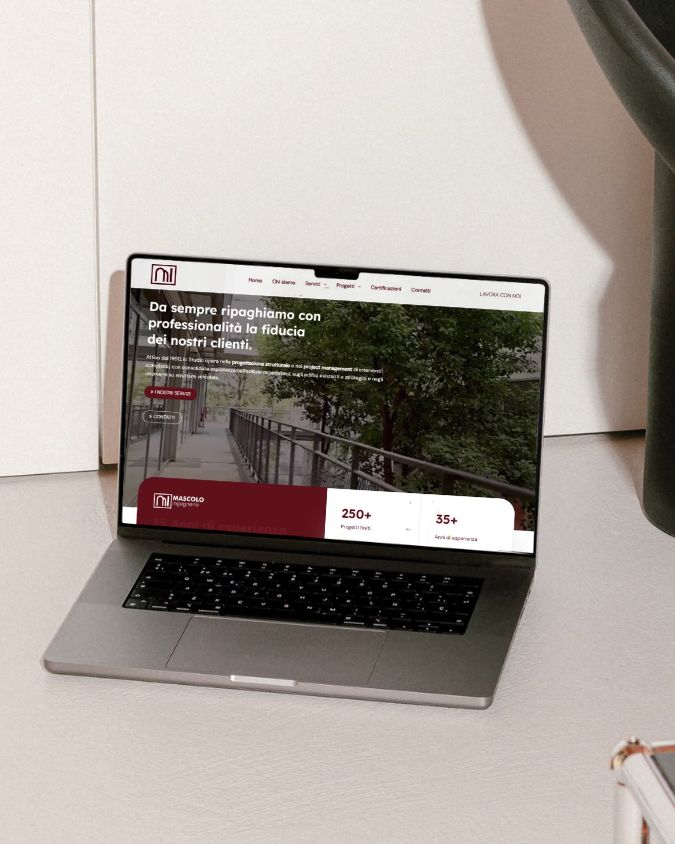 Mockup di un sito web aperto sullo schermo di un portatile